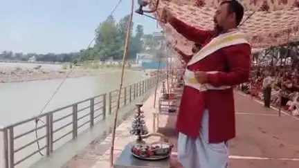 ऋषिकेश: गंगा दशहरा के अवसर पर त्रिवेणी घाट पर दिन में हुई गंगा आरती, देश-विदेश से पहुंचे श्रद्धालु