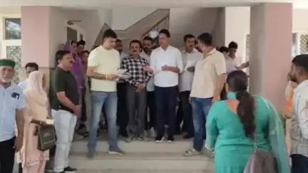 अम्ब: विधायक सुदर्शन बबलू ने अंब में वितरित किए ₹11 लाख के राहत राशि के चेक