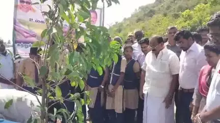 ஒட்டன்சத்திரம்: உலக சுற்றுச்சூழல் தினத்தை முன்னிட்டு குழந்தை வேலப்பர் கோயில் அருகில் மரக்கன்றுகள் நடும் பணியை அமைச்சர் தொடங்கி வைத்தார்