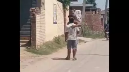 देवबंद: देवबंद के गांव जड़ौदा जट में युवक ने हाथ में तमंचा लेकर की दबंगई व दलित युवक पर ताना तमंचा, वीडियो हुआ वायरल