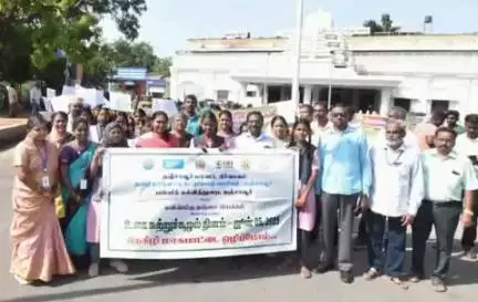 தஞ்சாவூர்: தஞ்சை ரயில் நிலையம் அருகே விழிப்புணர்வு பேரணியை கலெக்டர்  கொடியசைத்த துவக்கி வைத்தார்