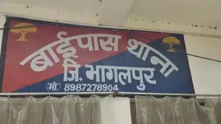 जगदीशपुर: मानवाधिकार संगठन के मीडिया प्रकोष्ठ के प्रदेश अध्यक्ष ने थानाध्यक्ष को पौधा भेंट किया