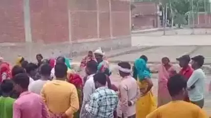 आलापुर: किछौछा में खलिहान की भूमि के बगल लग रही पानी टंकी का ग्रामीणों ने किया विरोध, चेयरमैन ने काम रुकवाया