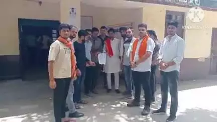 खुरई: बकरीद पर गौहत्या के विरोध में गौरक्षकों और हिंदू संगठनों का प्रदर्शन, राष्ट्रपति के नाम एसडीएम को ज्ञापन सौंपा