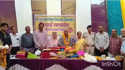 भितरवार: शिक्षक दंपति के सेवानिवृत्त होने पर शासकीय उत्कृष्ट विद्यालय में शिक्षकों ने दी भावभीनी विदाई