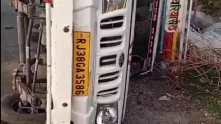 आबू रोड: आबूरोड के चांदमारी NH-27 पर ट्रक के ब्रेक लगाने से पिकअप का बिगड़ा संतुलन, अनियंत्रित होकर अरंडी से भरी पलडी पिकअप