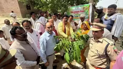 बदलापुर: मरगूपुर में विधायक रमेश चंद्र मिश्रा ने ग्रामीणों के साथ मिलकर किया वृक्षारोपण