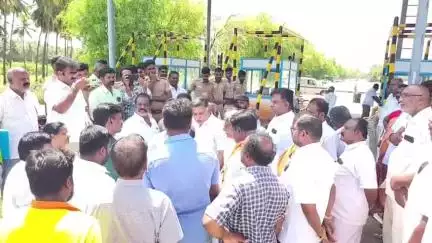 திண்டுக்கல் கிழக்கு: அஞ்சுகுழிபட்டி சுங்கச்சாவடியை ஆய்வு செய்ய வந்த அதிகாரிகள்  முற்றுகையிட்ட அதிமுக பாஜகவினர் மற்றும் பொதுமக்கள்.