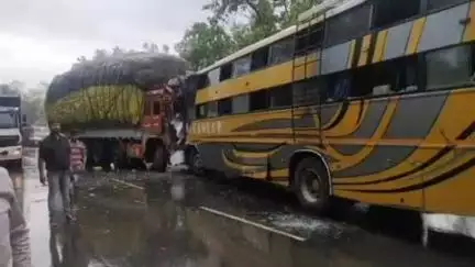 अन्तागढ़: अंतागढ़ के लामकन्हार में बस्तर बस और ट्रक की भीषण सड़क दुर्घटना, कई यात्रियों को आई गंभीर चोट