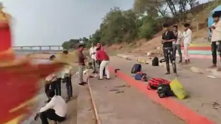 होशंगाबाद नगर: नर्मदापुरम: मालखेड़ी रोड स्थित गोंदरी घाट पर गंगा दशहरा पर उमड़ी श्रद्धालुओं की भीड़, लगाई आस्था की डुबकी