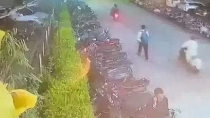 झांसी: मूनरिजॉर्ट में शादी में शामिल रेलवे कर्मचारी की बुलेट चोरी, चोर को गार्ड समझा रेलवे ड्राइवर, घटना CCTV में कैद