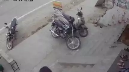 बीसलपुर: बरखेड़ा थाना क्षेत्र में मारपीट की शिकायत करने थाने जा रहे पिता-पुत्र को दबंगों ने पीटा, सीसीटीवी फुटेज आया सामने
