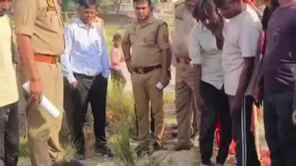 प्रतापगढ़: शेखनपुर गांव में जिलाधिकारी के आदेश पर दो वर्ष बाद पोस्टमार्टम के लिए कब्र से निकाला गया शव