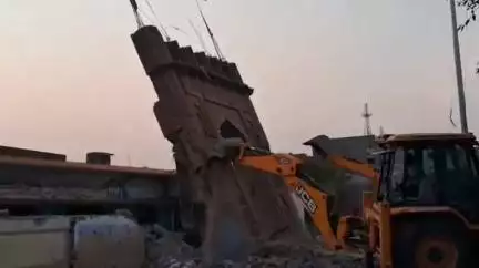 शाहाबाद: पटवाई थाने के पास 15 साल पुराने मदरसे के गेट को लोक निर्माण विभाग के अधिकारियों ने अवैध बताकर JCB से गिराया