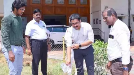 இராமநாதபுரம்: ஆட்சியரகத்தில் மரக்கன்றுகள் நடும் பணியை ஆட்சியில் துவங்கி வைத்தார்