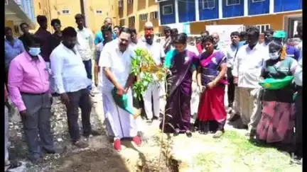 வாலாஜா: ஆட்சியர் அலுவலக வளாகத்தில் உலக சுற்றுச்சூழல் தினத்தை ஒட்டி மரக்கன்றுகள் நடும் நிகழ்ச்சி நடைபெற்றது-அமைச்சர் பங்கேற்பு