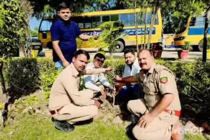 एत्मादपुर: विश्व पर्यावरण दिवस के अवसर पर खंदौली में वन एवं जलवायु परिवर्तन विभाग के सहयोग से ब्लॉक प्रमुख ने किया पौधारोपण