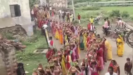 धरहरा: दशरथपुर भलार मैदान में सात दिवसीय श्रीमद् भागवत कथा शुरू, कलश यात्रा में उमड़ी श्रद्धालुओं की भीड़