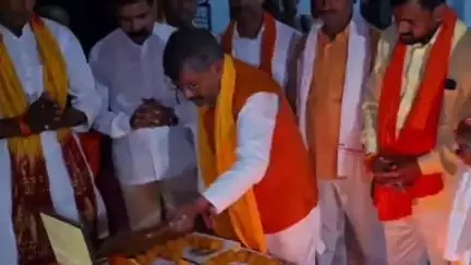 रुदौली: CM योगी के जन्मदिन पर मां कामाख्या धाम मंदिर परिसर में विधायक रुदौली ने 53 किलो लड्डू काटकर बांटा प्रसाद