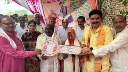 बदलापुर: मरगुपुर में दिव्यांग आवास योजना की लाभार्थी के घर विधायक ने मनाया सीएम योगी आदित्यनाथ का जन्मदिन