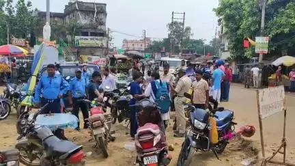 নারায়ণগড়: পথদুর্ঘটনা নিয়ে মানুষকে সচেতন করতে বেলদা বাসস্ট্যান্ডে হেলমেট বিহীনদের ধরপাকড় পুলিশের