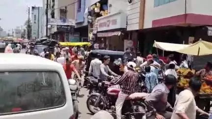 बुरहानपुर: बुरहानपुर के मंडी बाजार क्षेत्र में ऑटो और बाइक की भिड़ंत, लोगों की भीड़ लगने से लगा जाम