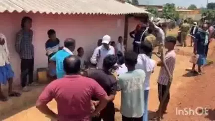 जगदलपुर: ग्राम सिवनी में प्रशासन की बुलडोजर कार्रवाई के खिलाफ पूर्व विधायक चंदन कश्यप सहित ग्रामीणों ने किया विरोध