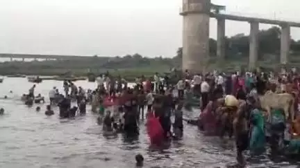 खंडवा: गंगा दशहरा पर ओंकारेश्वर में उमड़ी श्रद्धालुओं की भीड़, नर्मदा में किया स्नान