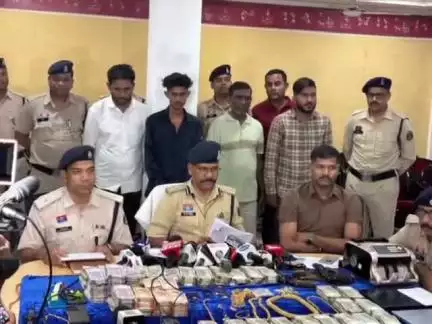 रायपुर: खम्हारडीह थाना क्षेत्र में ज्वेलरी दुकान से सोने की चेन छीनने मामले में 4 आरोपियों को किया गया गिरफ्तार