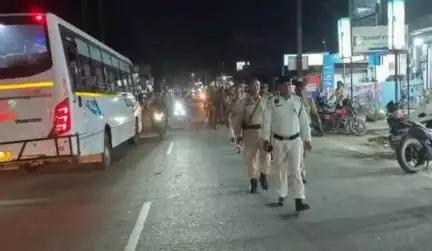 সৃজনগ্ৰাম: অভয়াপুৰীত বৃহৎ আৰক্ষী বাহিনীয়ে কৰে ৰুট মাৰ্চ, অসামাজিক কাৰ্যকলাপ ৰোধ কৰাৰ বাবে আৰক্ষীয়ে কৰে এই ৰুট মাৰ্চ