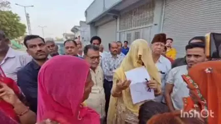 गिर्वा: कानोड़ नगर में खस्ताहाल सड़क को लेकर क्षेत्रवासियों ने किया प्रदर्शन, पूर्व विधायक शक्तावत को सौंपा ज्ञापन