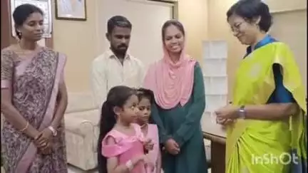 வாலாஜா: ஆட்சியர் அலுவலகத்தில் பாட்டு போட்டியில் மாவட்டத்திற்கு பெருமை சேர்த்த மாணவியை ஆட்சியர் சந்தித்து வாழ்த்து