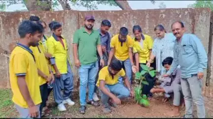 पेण्ड्रा रोड गौरेला: आईटीआई गौरेला में पर्यावरण दिवस के मौके पर वृक्षारोपण कार्यक्रम किया गया, शिक्षक व छात्र-छात्राएं हुए शामिल