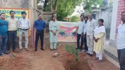 भंडरा: भंडरा प्रखंड परिसर में विश्व पर्यावरण दिवस पर हुआ पौधरोपण, बीडीओ व सीओ ने दिया संरक्षण का संदेश