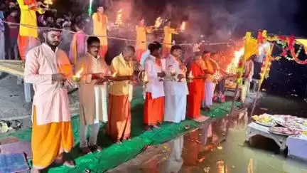 डलमऊ: गंगा दशहरा पर डलमऊ के घाटों पर विशाल गंगा आरती का आयोजन किया गया