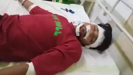 ईसागढ़: कदवाया गांव के पास ट्रक से बचने में बाइक अनियंत्रित होकर गिरी, दो युवक घायल