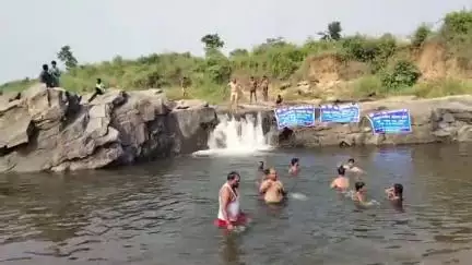 जरीडीह: गंगा दशहरा पर भाजपा ने खाजों नदी में गंगा स्नान एवं पूजन कार्यक्रम का किया आयोजन