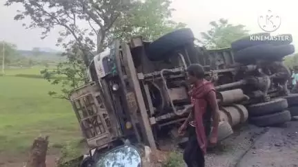 गोबिंदपुर राजनगर: लेकड़ाकोचा मोड़ पर डस्ट से लदा हाइवा पलटा, बाइक सवार चपेट में आने से गंभीर रूप से घायल