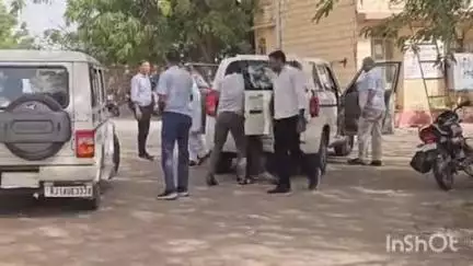 जैसलमेर: सुरक्षा एजेंसियों ने शकूर खान को जैसलमेर सरकारी कार्यालय लाकर किया घर का बारीकी से निरीक्षण