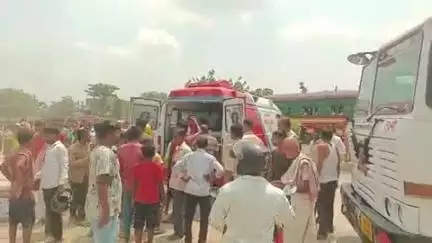 गोरौल: कटरमाला चौक के पास एनएच 22 पर कार और ट्रक की टक्कर, 2 की मौत, 4 घायल, मुआवजे के लिए सड़क जाम