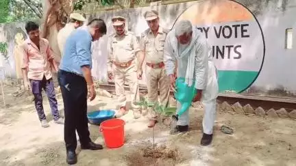 टेहरोली: मऊरानीपुर में विश्व पर्यावरण दिवस पर पुलिस क्षेत्राधिकारी ने किया वृक्षारोपण