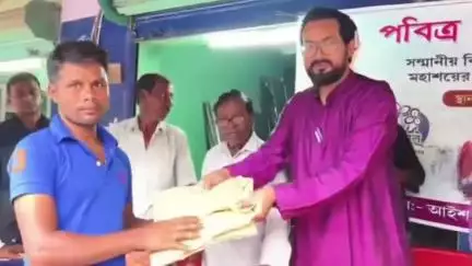 রানাঘাট ১: পবিত্র ঈদ উপলক্ষে সাধারণ দুঃস্থ মানুষকে বস্ত্র বিতরণ করলেন রানাঘাট দক্ষিণ বিধানসভার বিধায়ক মুকুটমনি অধিকারী