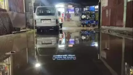 ফাঁসিদেওয়া: প্রবল বৃষ্টিপাতের জেড়ে জলমগ্ন ফাঁসিদেওয়া গ্রামীন হাসপাতালের সামনের রাস্তা;সমস্যায় হাসপাতালে আসা মানুষেরা #jansamasya