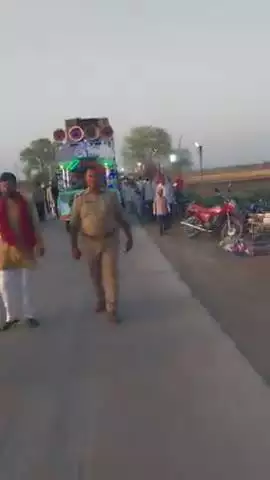 क्षेत्र जालौन के ग्राम लहचूरा के सैय्यद बाबा की मजार पर उर्स का आयोजन मे चादर ले जाते गांव के लोग