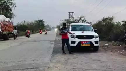दमोह: सागर नाका बायपास मार्ग पर परिवहन अधिकारी ने बगैर फिटनेस दौड़ रहे भारी वाहनों के विरुद्ध की चलानी कार्यवाही
