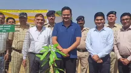 दमोह: विश्व पर्यावरण दिवस पर पुलिस अधीक्षक श्रुतकीर्ति सोमवंशी ने किया पौधारोपण, स्टाफ से भी की पौधारोपण की अपील