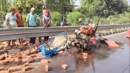 रुदौली: मवई चौराहे के पास राष्ट्रीय राजमार्ग पर कंटेनर और ईंट लदी ट्रैक्टर ट्रॉली में हुई टक्कर, 2 लोग हुए घायल