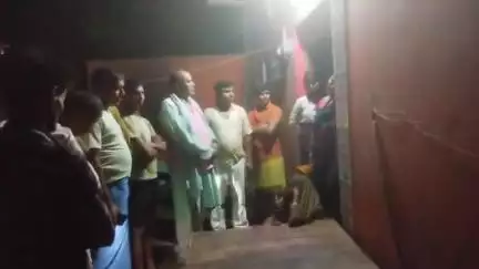 जगदीशपुर: झोला छाप डाक्टर ने दरोगा की पत्नी का गलत सुई दे कर ले लि जान।
जल्द कारवाई होना चाहिए बगैर मान्यता प्राप्त के झोला छाप