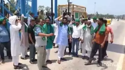 जानसठ: मीरापुर क्षेत्र के मुझेड़ा टोल प्लाजा को भारतीय किसान यूनियन ने कराया टोल फ्री, आसपास के लोगों की नाराजगी थी