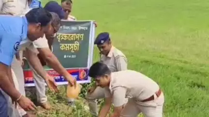 খড়গ্রাম: ৫ জুন বিশ্ব পরিবেশ দিবস উপলক্ষে খড়গ্রাম থানার পক্ষ থেকে বৃক্ষরোপণ কর্মসূচীর আয়োজন করা হয়